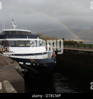 MV Herr der Glens verlassen Caledonian Canal an Corpach mit Regenbogen Schottland April 2013 Stockfoto