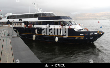 MV Herr der Glens verlassen Caledonian Canal bei Corpach Fort William Scotland April 2013 Stockfoto