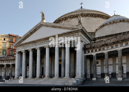 Neapel Italien. Neoklassizistische Kirche von San Francesco di Paola, die Piazza del Plebiscito mit seinen Arkaden Kolonnade Flanken. Stockfoto