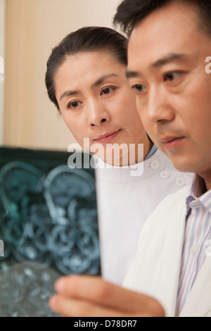 Arzt und Krankenschwester untersuchen eine Röntgenaufnahme Stockfoto