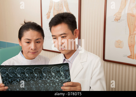 Arzt und Krankenschwester untersuchen eine Röntgenaufnahme Stockfoto