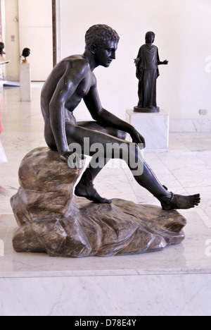 Neapel. Italien. Archäologisches Museum-Anzeige von einem 79 v. Chr. bronze Hermes-Statue aus der Villa der Papyri oder Papyri an Herkules Stockfoto