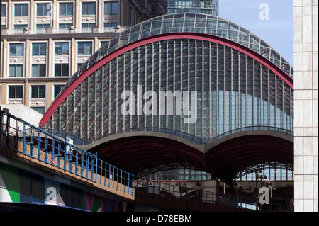 Nahaufnahme der Canary Wharf DLR Station. Stockfoto