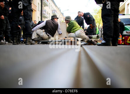 Angekettet an eine Pyramide aus Beton Aktivisten blockieren die Straße vor einer Kundgebung der extremen Rechten NPD im Schoeneweide Bezirk in Berlin, Deutschland, 1. Mai 2013. Foto: KAY NIETFELD Stockfoto