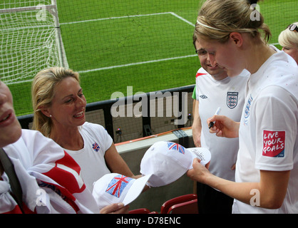 Ellen White Unterzeichnung ein Autogramm England Vs Japan, Gruppe B entsprechen der FIFA Frauen Fußball-WM. England ging an Stockfoto