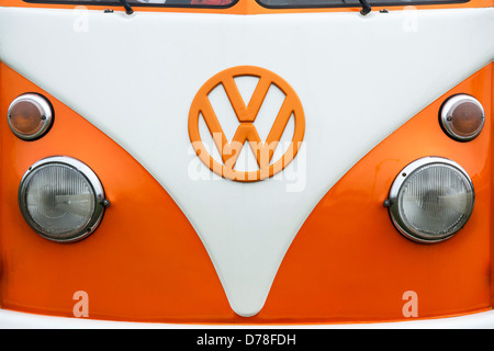 Orange-weißen VW Split Screen Volkswagen Camper van front-end Stockfoto