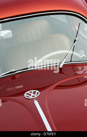 Rotes VW Käfer Auto. Front-End-Zusammenfassung Stockfoto