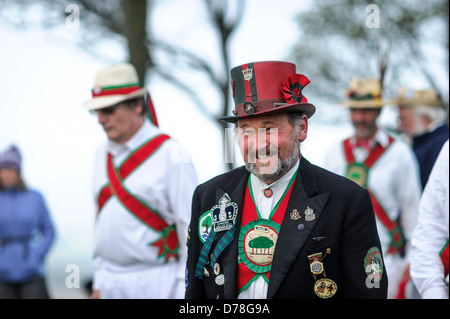 Die Chanctonbury Ring Morris Männer willkommen im Frühjahr am 1. Mai 2013 auf einem kalten Chanctonbury Hügel auf der Sussex South Downs UK Stockfoto