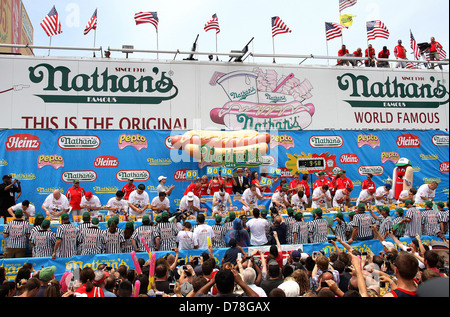 Herrenwettkampf Nathans berühmt "Fourth Of July International Hot-Dog-Wettessen", gehalten auf Coney Island New York City, Stockfoto