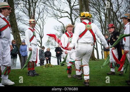 Die Chanctonbury Ring Morris Männer willkommen im Frühjahr am 1. Mai 2013 auf einem kalten Chanctonbury Hügel auf der Sussex South Downs UK Stockfoto