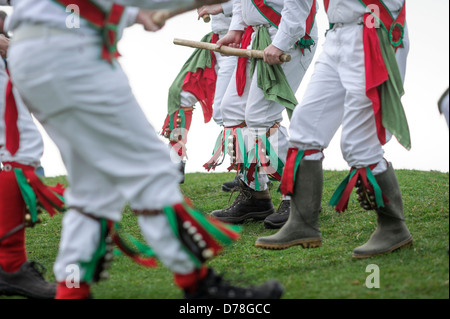 Die Chanctonbury Ring Morris Männer willkommen im Frühjahr am 1. Mai 2013 auf einem kalten Chanctonbury Hügel auf der Sussex South Downs UK Stockfoto