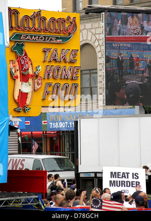 Atmosphäre Nathans berühmt "Fourth Of July International Hot-Dog-Wettessen", gehalten auf Coney Island, New York City, USA- Stockfoto