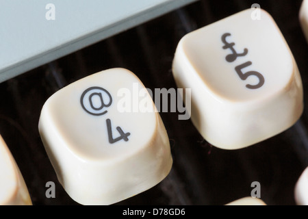 Bei @ Symbol mit 4, als £ Pfund mit 5 auf Schreibmaschine Schlüssel. Blog-Konzept Stockfoto