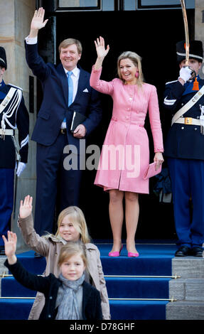 Amsterdam, Niederlande. 1. Mai 2013. Niederländische König Willem-Alexander, Königin Maxima, Kronprinzessin Amalia und Prinzessin Alexia (vorderen) lassen den Königspalast am Tag nach der feierlichen Amtseinführung des neuen niederländischen Königs in Amsterdam, 1. Mai 2013. Foto: Patrick van Katwijk/Dpa/Alamy Live News Stockfoto