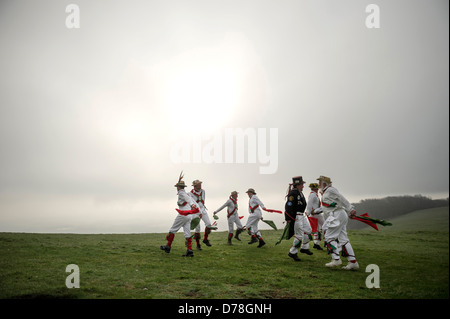 Die Chanctonbury Ring Morris Männer willkommen im Frühjahr am 1. Mai 2013 auf einem kalten Chanctonbury Hügel auf der Sussex South Downs UK Stockfoto