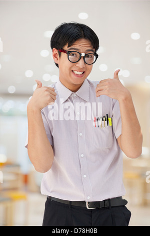 Nerdy Mann Daumen aufgeben Stockfoto