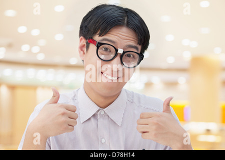 Nerdy Mann Daumen aufgeben Stockfoto