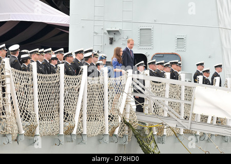 Besuchen Sie Catherine, Herzogin von Cambridge aka Kate Middleton und Prinz William, Duke of Cambridge einen Morgen beten Service an Stockfoto