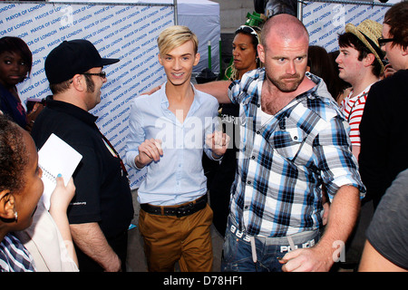 Harry Derbridge führte sie durch eine Menschenmenge nach dem Besuch einer Veranstaltung London Gay Pride 2011 London, England - 03.07.11 Stockfoto