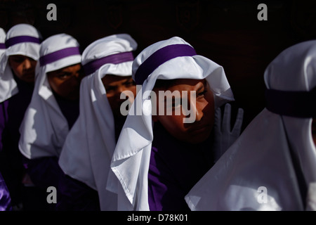 Jungen gekleidet wie einen Thron während der Semana Santa in La Antigua Guatemala, 27. März 2013 Eisenbahnzüge. Stockfoto