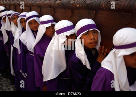 Jungen gekleidet wie einen Thron während der Semana Santa in La Antigua Guatemala, 27. März 2013 Eisenbahnzüge. Stockfoto