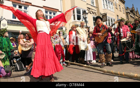 Glastonbury, Somerset, UK. 1. Mai 2013. Tänzer und Musiker versammeln um Maifeiertag in den Städten Markt feiern. Bildnachweis: JASON BRYANT / Alamy Live News Stockfoto
