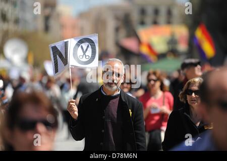 Barcelona, Spanien. 1. Mai 2013. Ein Mann hält ein Schild mit der Aufschrift "Nein" während eine Mai-Demonstration in Barcelona, Spanien, 1. Mai 2013. Foto: ANDREAS GEBERT/Dpa/Alamy Live-Nachrichten Stockfoto