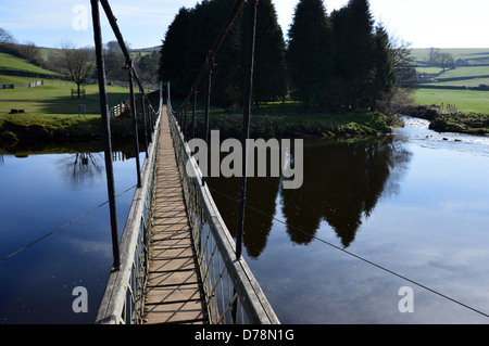 Reflexionen von Hängebrücke über den Fluß Wharfe nahe Hebden auf Weg Long Distance Fußweg Yorkshire Dales Stockfoto
