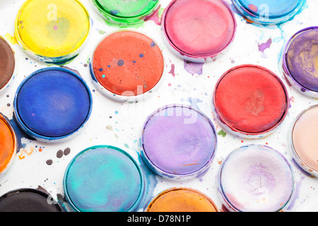 Makrofoto des bunten Aquarellfarben in weißem Kunststoff-box Stockfoto