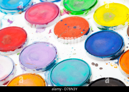 Bunte verwendeten Aquarellfarben in weißem Kunststoff-box Stockfoto