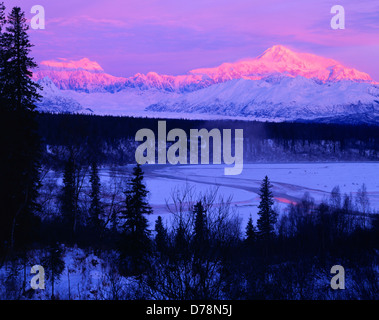 Warmes Licht Winter Sunrise beleuchten Mount Hunter Mount McKinley hoch oben Chulitna River Ruth Gletscher Denali State Park Stockfoto