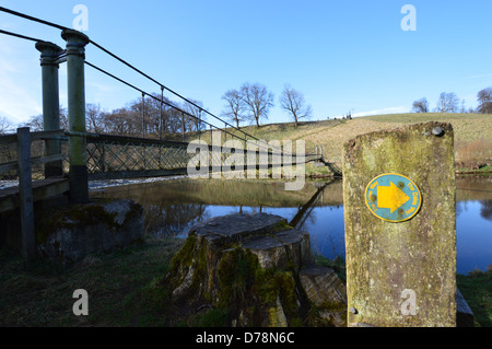 Die Hängebrücke über den Fluß Wharfe nahe Hebden auf Weg Long Distance Fußweg Yorkshire Dales Stockfoto