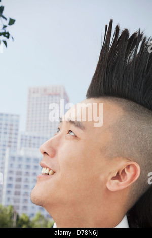 Junger Mann mit Mohawk Nahaufnahme Stockfoto