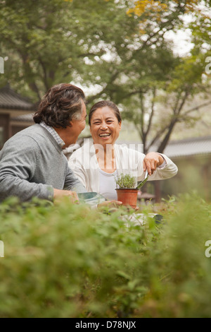 Lächelnde älteres Paar im Garten Stockfoto
