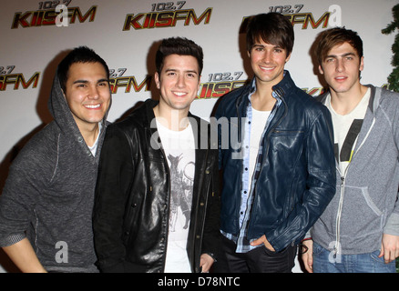 Band Big Time Rush L R Carlos Pena Logan Henderson James Maslow Kendall Schmidt 102 7 Kiis Fm Jingle Ball Ankunfte Stockfotografie Alamy