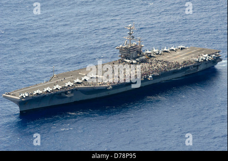 US Marine Flugzeugträger USS John C. Stennis bei Operationen 26. April 2013 in den Pazifischen Ozean. Stockfoto