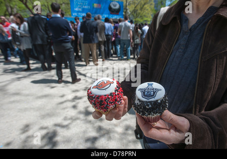 Glücklich Eishockey-Fans und andere Besucher erhalten kostenlose Werbe Cupcakes im Madison Square Park in New York Stockfoto