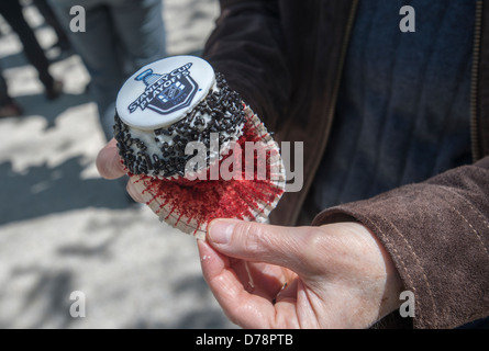 Glücklich Eishockey-Fans und andere Besucher erhalten kostenlose Werbe Cupcakes im Madison Square Park in New York Stockfoto