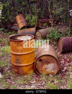 Verlassene 55-Gallone Trommeln Links zwischen den späten 1930er bis 1940er Jahren vom US Army Air Force umverteilt durch Koyukuk River Überschwemmungen in Stockfoto