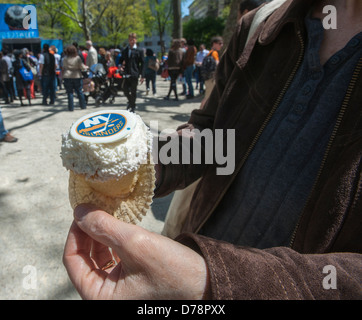 Glücklich Eishockey-Fans und andere Besucher erhalten kostenlose Werbe Cupcakes im Madison Square Park in New York Stockfoto