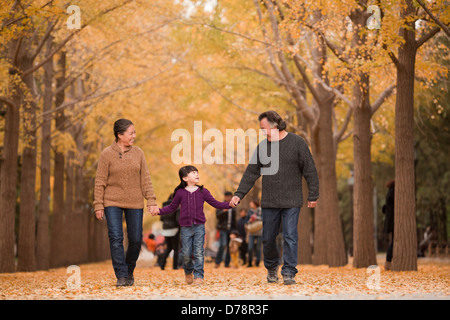 Großeltern und Enkelin spielen im park Stockfoto