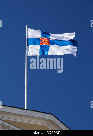 Die Staatsflagge Finnlands überfliegen der Universität Main Building von Helsinki durch den Senatsplatz. Stockfoto