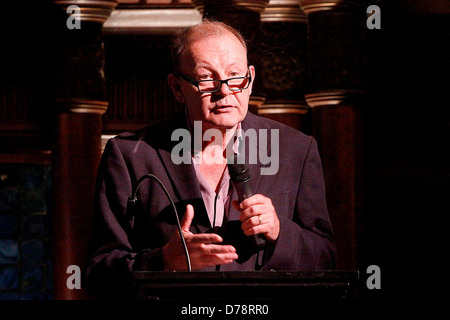 Michael Boyd, künstlerischer Direktor Royal Shakespeare Firma A Vorschau der Scarlet & grau Bühne, eine Nachbildung von der Stockfoto