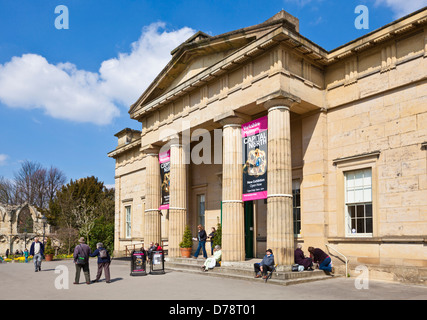 Vor dem Eingang zu den Yorkshire Museum Gärten und Café York City England UK GB EU Europa Stockfoto