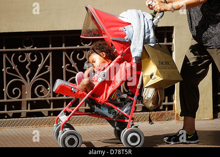 Lou Samuel Heidi Klum gehen mit ihren Kindern und der Mutter in Soho New York City, USA - 29.06.11 Stockfoto