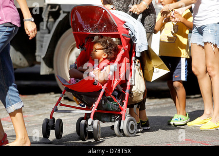 Lou Samuel Heidi Klum gehen mit ihren Kindern und der Mutter in Soho New York City, USA - 29.06.11 Stockfoto