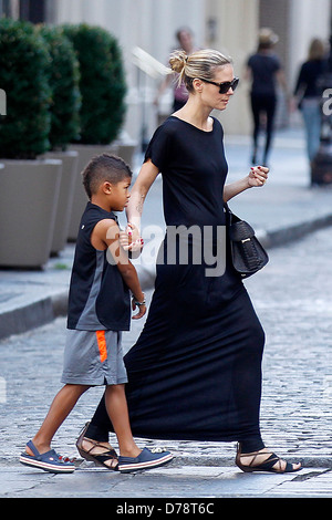 Henry Samuel und Heidi Klum Heidi Klum gehen mit ihren Kindern und der Mutter in Soho New York City, USA - 29.06.11 Stockfoto