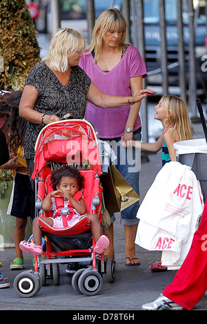 Erna Klum, Leni Samuel und Lou Samuel Heidi Klum gehen mit ihren Kindern und der Mutter in Soho New York City, USA - 29.06.11 Stockfoto