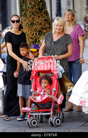 Henry Samuel, Heidi Klum, Johan Samuel, Erna Klum und Lou Samuel Heidi Klum gehen mit ihren Kindern und der Mutter in neuen Soho Stockfoto