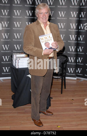 (Datei Pics) Bill / William Roache (aka Ken Barlow in Krönung-Straße), die hat schon festgenommen heute (1. Mai 2013) fotografiert auf A Buch Unterzeichnung für seine Autobiographie "Seele auf der Straße" im Jahr 2007 bei Waterstones, Bluewater, Greenhithe Kent UK 9. Oktober 2007 Credit: Ben Rektor/Alamy Live News Stockfoto